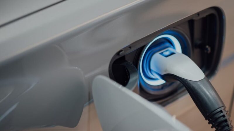 Ripresa modesta del mercato auto in Europa crescita moderata e sfide per l'elettrico